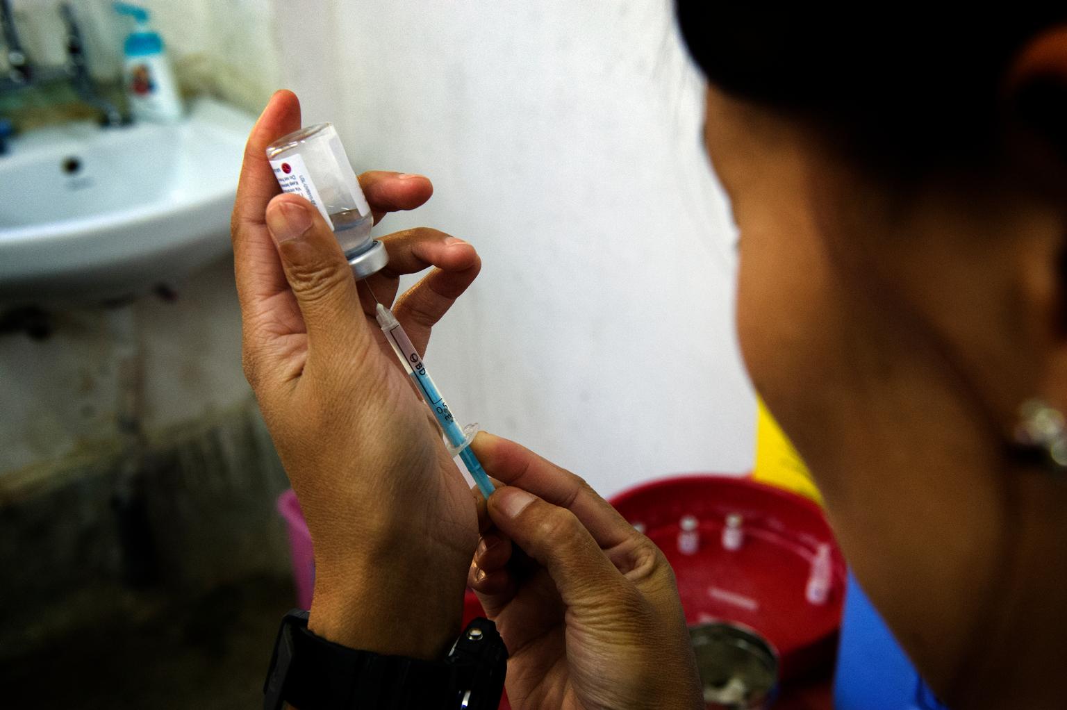 Eine Krankenschwester bereitet eine Impfung vor.