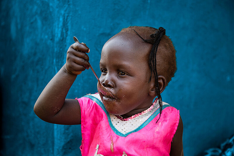 Mädchen isst Nothilfenahrung