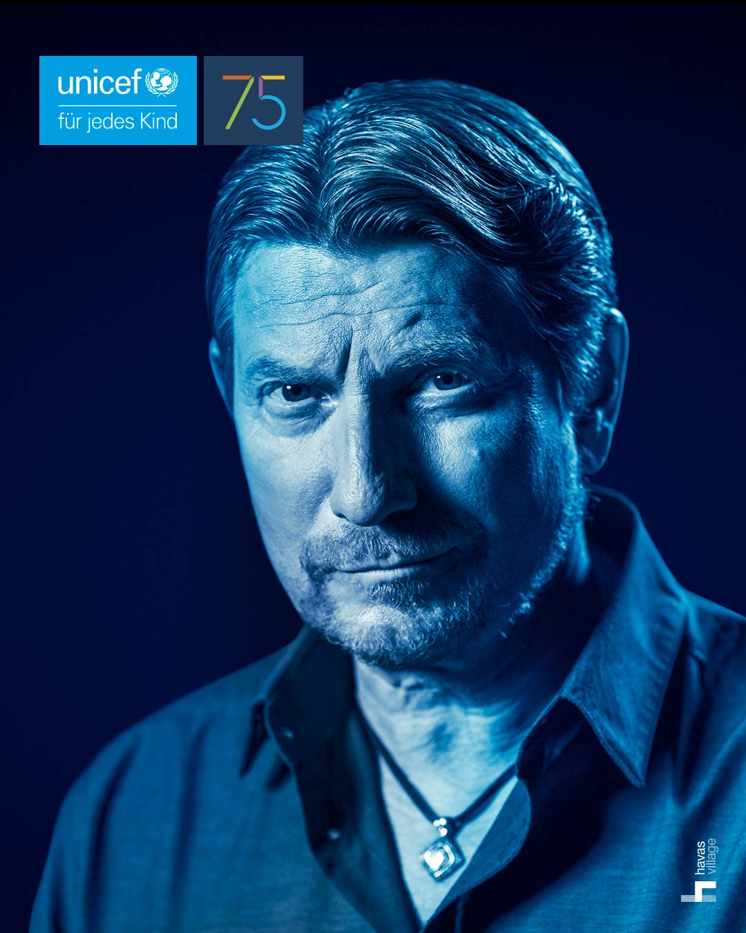 Kabarettist Wolfgang Pissecker blau beleuchtet für UNICEF