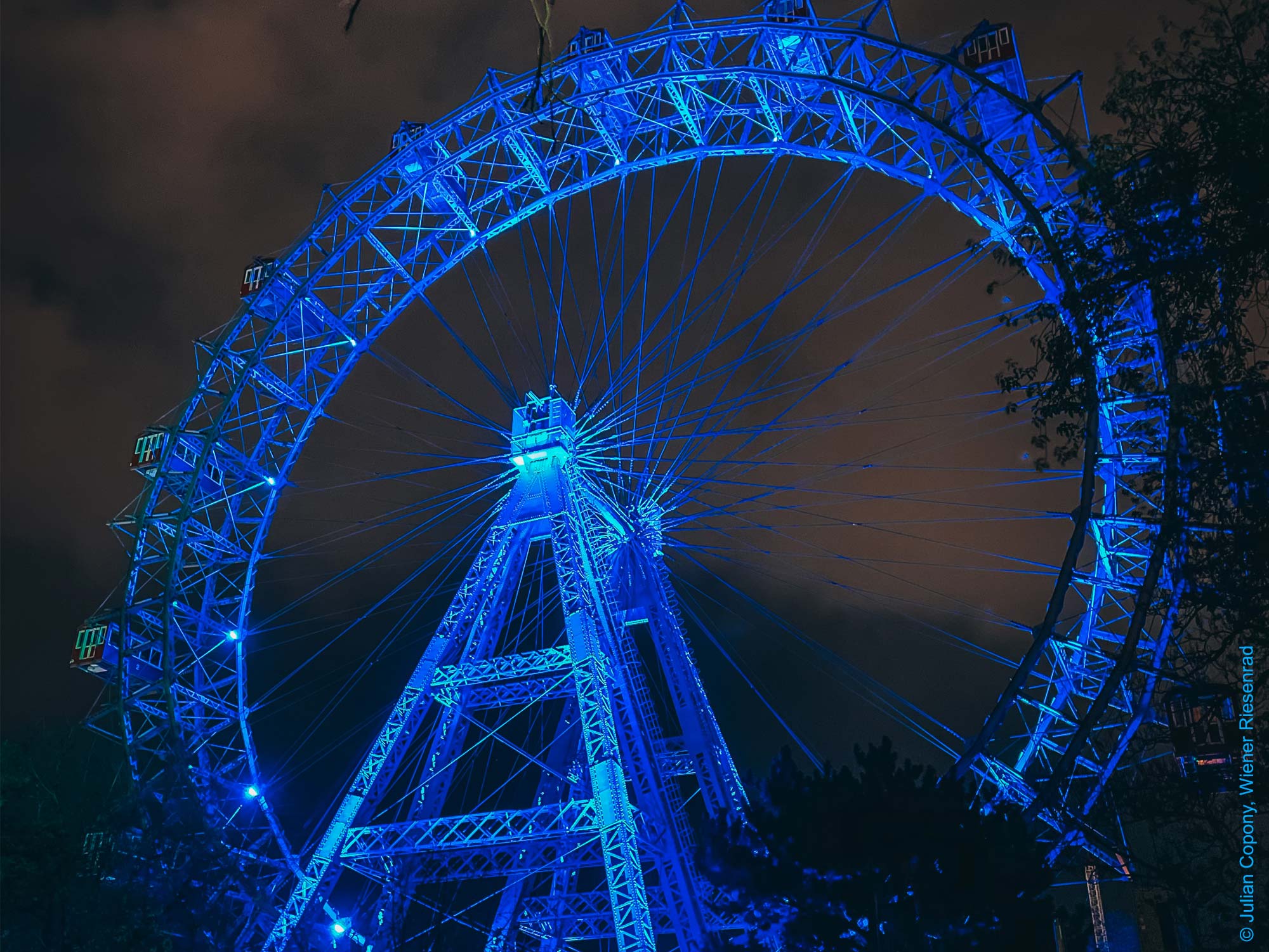Wiener Riesenrad blau beleuchtet
