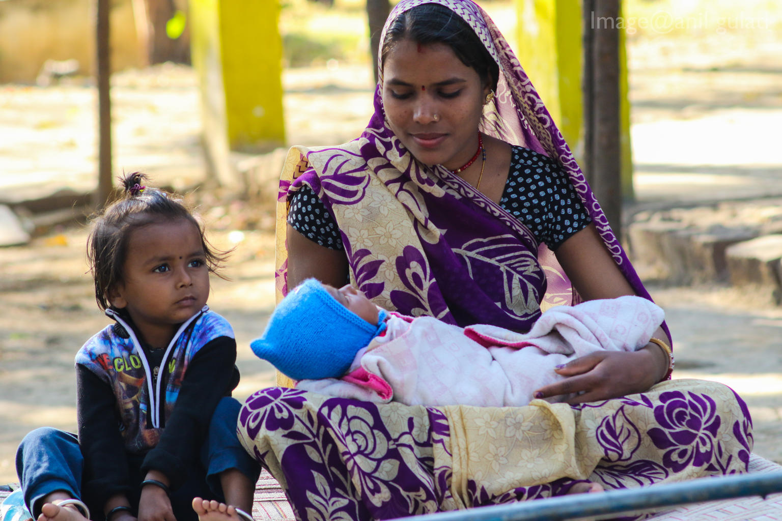 Vivek liegt in den Armen seiner Mutter, nachdem er seine Polio Tröpfchenimpfung bekommen hat.